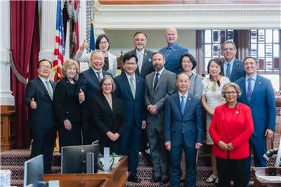 外交部長林佳龍16日在社群平台表示，台美迎來經貿關係歷史性發展，不僅為產業界降低不確定性，也提供清晰投資路徑，創造台美雙贏、政企雙贏的「台灣模式」。(資料照／FB@林佳龍)