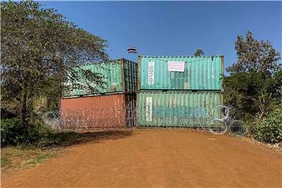 在柬埔寨班迭棉吉省(Banteay Meanchey )的楚克切村(Chouk Chey)，在柬埔寨與泰國士兵在此發生衝突後，泰國國旗被插在貨櫃上，鐵絲網封鎖了一條街道。(AFP)