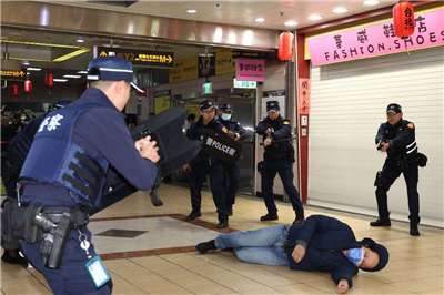 台北市政府與交通部為確保台北車站特定區面對突發危安事件的緊急應變能力，22日下午進行「無差別攻擊事件」聯合危安實兵演練。依規劃，第三階段模擬有名攜帶爆裂物的歹徒逃竄到地下街，遭警方以優勢警力壓制與逮捕及排除爆裂物。(台北市政府提供)
