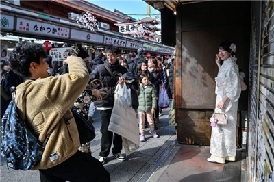 東京著名景點淺草寺的觀光客。(AFP資料照片)