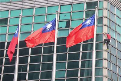 美國攀岩傳奇霍諾德（Alex Honnold）25日成功徒手攀登台北101。