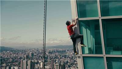 美國攀岩傳奇霍諾德25日順利完成徒手攀登台北101。(Netflix提供)