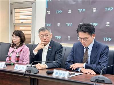 前民眾黨主席柯文哲(中)與現任黨主席黃國昌(右)及民眾黨立委陳昭姿(左)共同召開記者會說明「兩年條款」。(鄭佑漢 攝)