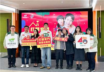 家扶基金會21日邀請活動代言人演員劉冠廷(左四)和寄養家庭，一起呼籲有意願的家庭投入寄養家庭的行列。(楊雨青攝)