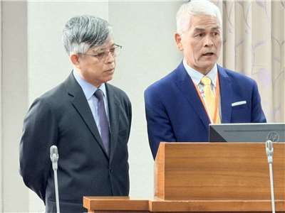 運動部次長黃啟煌(右)與考選部部長劉孟奇。(鄭佑漢 攝)