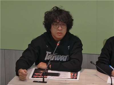 民進黨立委沈伯洋出席民進黨立法院黨團輿情記者會。(翻攝民進黨立法院黨團臉書直播)