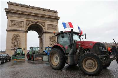 數十輛拖拉機8日駛入巴黎市區，停在凱旋門(Arc de Triomphe)附近。