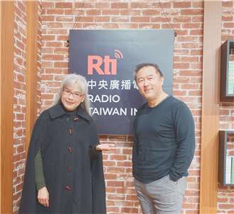 Voice to the World節目主持人介文，專訪樂興之時藝術總監：江靖波
