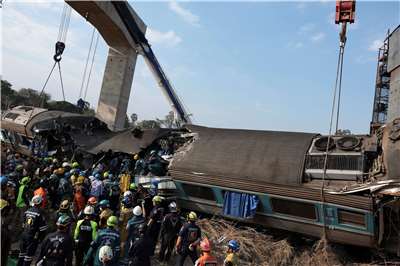 泰國高鐵工地今天發生起重機砸中客運列車，導致列車出軌、22人死亡事故。(路透社/達志影像)