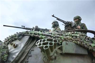 推進現代化作戰思維，加上新式武器陸續到位，陸軍打擊旅今年元月起全面更名「聯合兵種旅」。 圖為陸軍裝甲542旅官兵在CM-11戰車上執行任務。(資料照片/中央社)