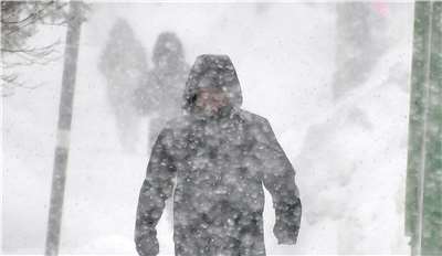 受到帶來強降雪的帶狀雲系「日本海極地氣團輻合帶」（JPCZ）影響，日本氣象廳近日對各地發布大雪警報，北海道與日本海側地區出現強勁暴風雪。圖為札幌民眾在風雪中行走。(AFP)