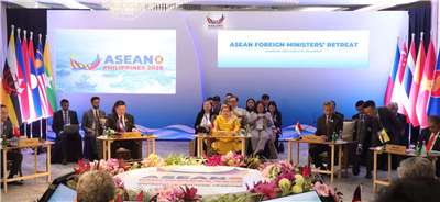 菲律賓外交部長拉薩洛(Maria Theresa Lazaro)(中間黃衣者)。(X@SecLazaro)