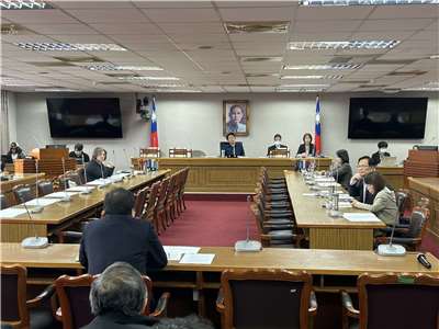 民眾黨團今天(15日)召集朝野協商，討論民眾黨團提出的「不在籍投票法」草案，中選會代理主委吳容輝表示，推動不在籍投票的前提是不能影響選務的可行性，也不能影響選舉結果的公正性及可被信賴，否則再好的法令都如同空中樓閣，沒有意義。(趙婉淳 攝)