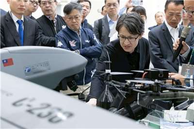副總統蕭美琴前往嘉義參訪「亞洲無人機 AI 創新應用研發中心」。(圖：總統府)