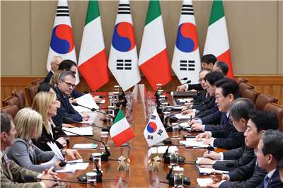 南韓總統李在明19日與來訪的義大利總理梅洛尼(Giorgia Meloni)會談。 