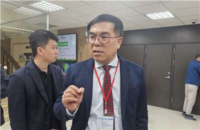 環境部長彭啓明27日表示，環境部與內政部研議「光電轉碳權」。(劉品希 攝)