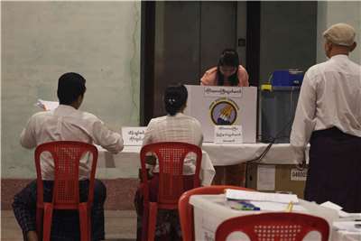 緬甸第一階段選舉開票，親軍方政黨贏得下議院9成席次。圖為投票的民眾。