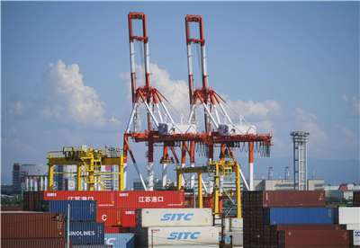 日本22日公布官方數據顯示，日本2025年12月對美國出口下跌11.1%、全年降幅則超過4%。圖為大阪港資料照。(美聯社/達志影像)