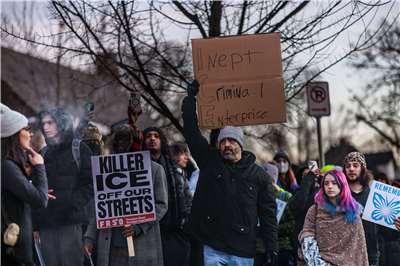 美國移民官員7日在明尼阿波利斯槍殺一名女子，引起當地民眾抗議。 