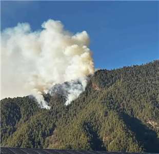 雲南怒江一處山區發生荒火，已持續兩日，目前火勢已得到控制，未造成人員傷亡。(圖：微博)