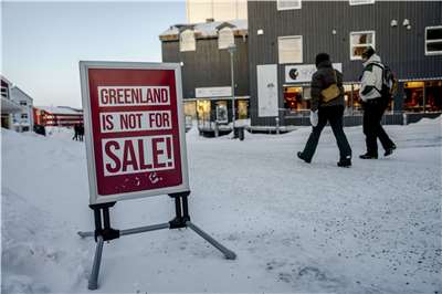 格陵蘭首府努克(Nuuk)街道上的告示寫著「格陵蘭不賣」。 (AFP)