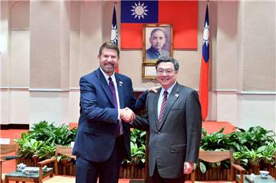 行政院長卓榮泰(右)27日接見美台商業協會主席柯拉克（Keith Krach）一行。(圖：行政院提供)