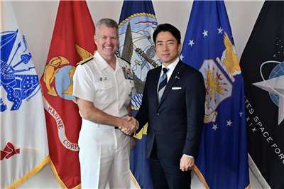 日本防衛大臣小泉進次郎(右)13日清晨在美國夏威夷會見美軍印太司令帕帕羅(左)。(X@shinjirokoiz)