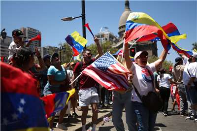 美軍逮捕委內瑞拉總統馬杜洛，在智利首都聖地牙哥（Santiago），有數千民眾聚集，揮舞著委內瑞拉國旗，氣氛歡欣鼓舞。