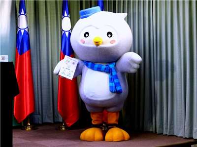 外交部領務局27日提醒國人，若有出國旅遊計畫，務必提早檢視護照是否還有6個月以上效期。圖為領務局吉祥物波鴿 (央廣檔案/記者王照坤 攝)
