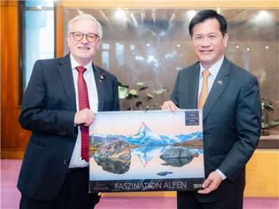 歐洲議會友台小組主席凱勒(Michael Gahler，左)率團訪問台灣，外交部長林佳龍(右)6日於外交部午宴款待 (圖取自林佳龍臉書)