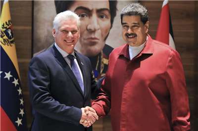 委內瑞拉是古巴長期以來最重要的國際盟友，如今委內瑞拉總統馬杜洛(Nicolás Maduro)(右)倒台，讓古巴總統狄亞士-卡奈(Miguel Diaz-Canel)(左)頓失重要靠山。資料照片(AFP)