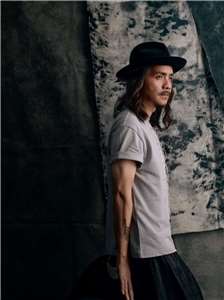 擁有上千首創作歌曲的許霈文，擔任「小護士樂團」的主唱兼吉他手，曾與多位藝人伴奏樂手合作。