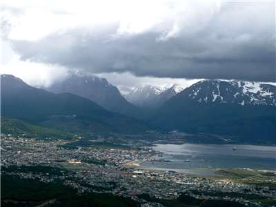圖為阿根廷火地島(Tierra del Fuego)首府烏斯華雅(Ushuaia)。(圖：維基百科)