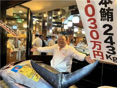日本東京中央批發市場豐洲市場新春慣例黑鮪魚初競標，5日由來自青森縣大間町的黑鮪魚以5億1030萬日圓（約新台幣1億180萬元）的天價成交。(FB@株式会社喜代村)