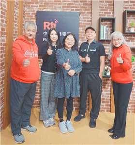 Voice to the World 節目主持人介文專訪一群熱情創作的大人編曲班 / 明日工作室資深經理周林山、6座廣播金鐘主持譚志薏、 諮商心理師陳文杏及資深唱片製作人 李富興老師