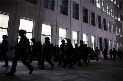 2024年12月3日南韓總統宣布緊急戒嚴後，連夜被派到國會大樓的部隊。(檔案照)