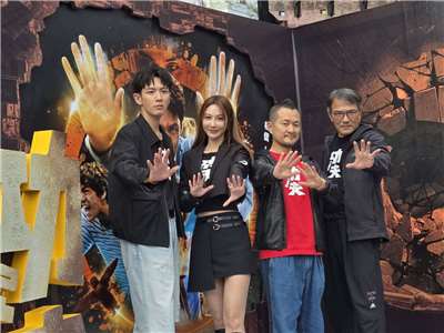 戴立忍(右起)、九把刀、曾莞婷、柯震東30日一同出席在西門町舉行的賀歲片《功夫》造勢活動。(江昭倫 攝)