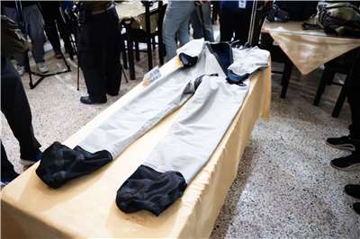 空軍四聯隊27日向媒體展示新式OTS-600型防寒飛行衣。(楊仁翔 攝)