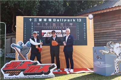 運動部攜手文化部，啟動「雙百萬運動漫畫徵選」。文化部李遠(中)、運動部政務次長黃啟煌(右)一同強棒出擊，力挺台灣運動與漫畫。(文化部提供)