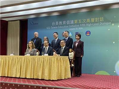 外交部22日舉行「台美教育倡議」第五次高層對話成果說明會，台美雙方代表合影留念。(陳念宜 攝)