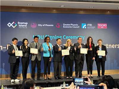 在國發會及AIT見證下，Startup Island TAIWAN與美國鳳凰城市長蓋蕾歌(Kate Gallego)、大鳳凰城經濟委員會GPEC執行長Christine Mackay 、Tesoro創投加速器創辦人Andy Lombard 、工研院南分院執行長李宗銘共同簽署合作備忘錄(MOU)。(楊文君攝)