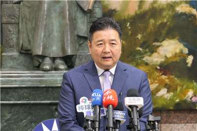 國民黨中常委、新北市議員林金結今天(28日)在中常會後受訪表示，由於民進黨與民眾黨的新北市長人選都已經產生，地方議員都很擔心藍營的市長人選在哪裡，因此希望黨中央儘快完成徵召，建議依照內參民調決定母雞人選，但黨主席鄭麗文在會中說已經與新北市黨部協調，希望儘快安排台北市副市長李四川、新北市副市長劉和然等2位參選人當面溝通，以了解雙方想法，並會在過年前就完成提名。(趙婉淳 攝)