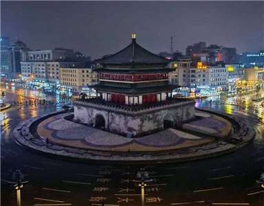 中國多地取消了跨年夜活動，部分地方如西安鐘樓實施管制。 (圖:X@whyyoutouzhele)