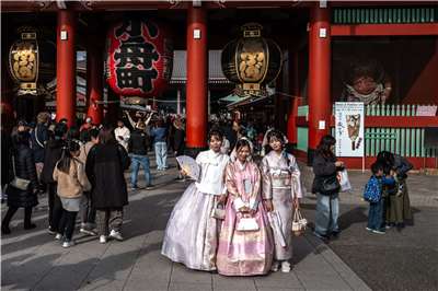 圖為東京旅遊勝地淺草寺遊客。(檔案照)