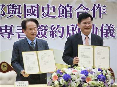 外交部長林佳龍(右)與國史館館長陳儀深(左)21日簽約合作出版外交史料專書。(央廣記者王照坤 攝)