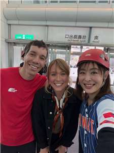 圖為台北101董事長賈永婕(右)和美國自由攀岩好手霍諾德(Alex Honnold)(左)及其老婆(中)合照。(圖 : 賈永婕臉書)