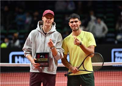 世界排名第一的西班牙猛將艾卡拉茲（Carlos Alcaraz）(右)10日在韓國仁川表演賽，擊敗義大利勁敵辛納（Jannik Sinner）。