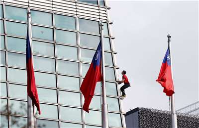 美國攀岩傳奇霍諾德25日成功徒手攀登台北101。(路透社/達志影像))