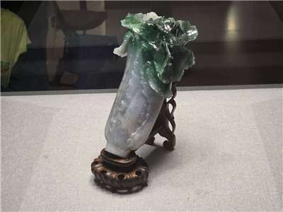 赴捷克展出的故宮人氣國寶〈翠玉白菜〉已回到故宮北院與觀眾見面。(江昭倫 攝)
