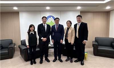 環境部長彭啓明會晤日本財團SPOGOMI聯盟理事長玉澤(Mr.Tamazawa)，針對SPOGOMI聯盟推動撿垃圾運動賽事進行交流。(圖：彭啓明臉書)